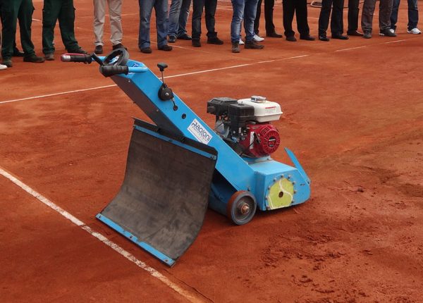 Máquina Venus regeneradora de pistas de tenis de tierra batida