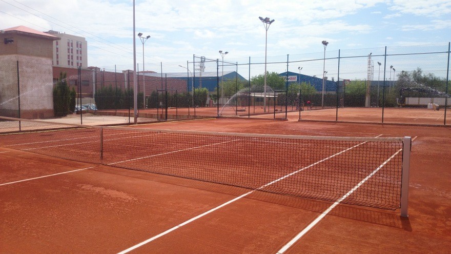 Sistema riego automático aspersión pistas tenis tierra batida