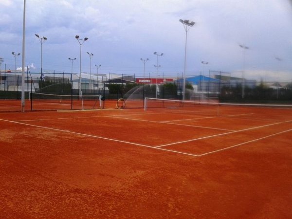 riego-por-aspersion-pistas-tenis
