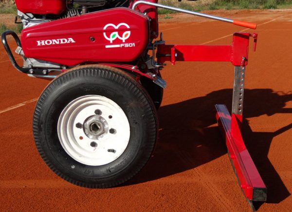 Motocultor máquina multifunción mantenimiento pistas tierra batida