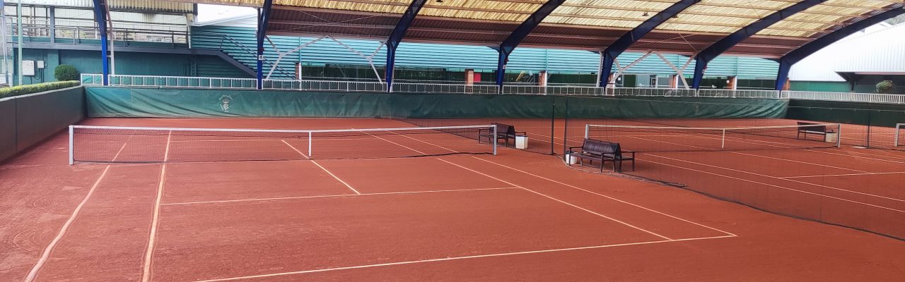 Renovación de 3 pistas de tenis de tierra batida en el Real club Jolaseta
