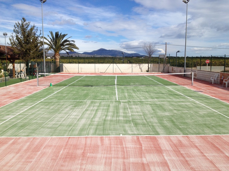 pista de tenis césped verde y rojo celabasa